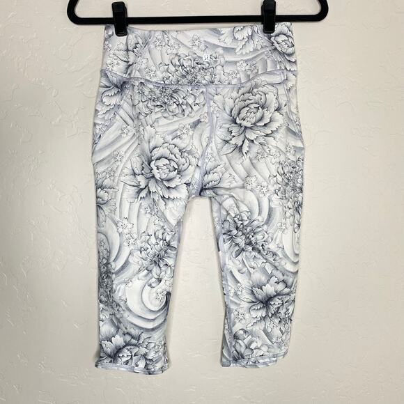 Lululemon Twine White Multi Love Knot Crop 15" Size 8 - Picture 9 of 10